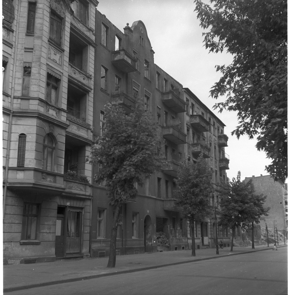 Negativ: Beschädigtes Haus, Cheruskerstraße 26, 1950 (Museen Tempelhof-Schöneberg/Herwarth Staudt CC BY-NC-SA)