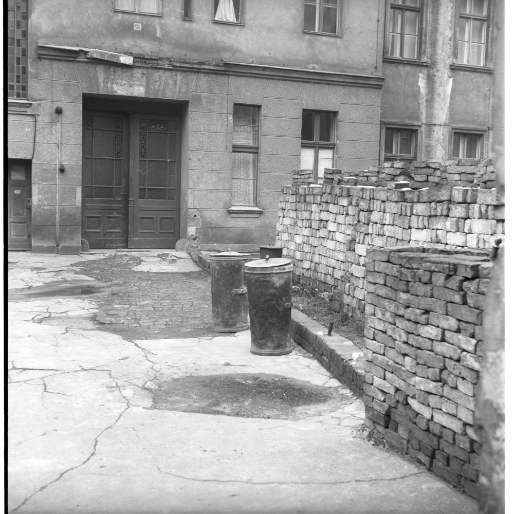 Negativ: Beschädigtes Haus, Eisenacher Straße 47, 1952 (Museen Tempelhof-Schöneberg/Herwarth Staudt CC BY-NC-SA)