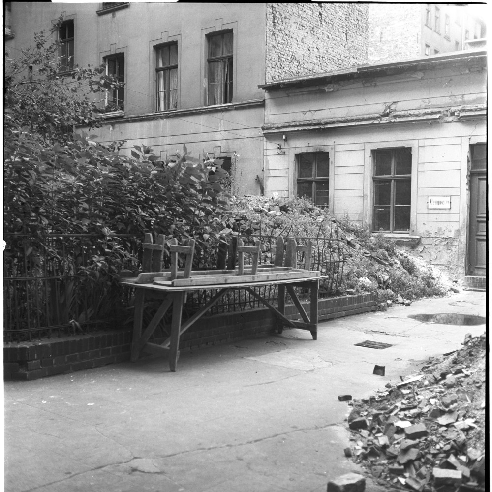 Negativ: Beschädigtes Haus, Gleditschstraße 66, 1952 (Museen Tempelhof-Schöneberg/Herwarth Staudt CC BY-NC-SA)
