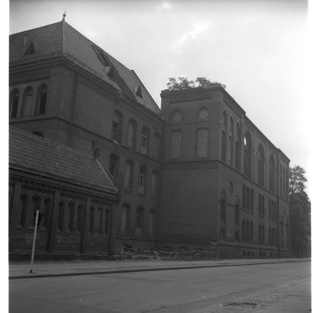Negativ: Beschädigtes Haus, Grunewaldstraße 77, 1955 (Museen Tempelhof-Schöneberg/Herwarth Staudt CC BY-NC-SA)