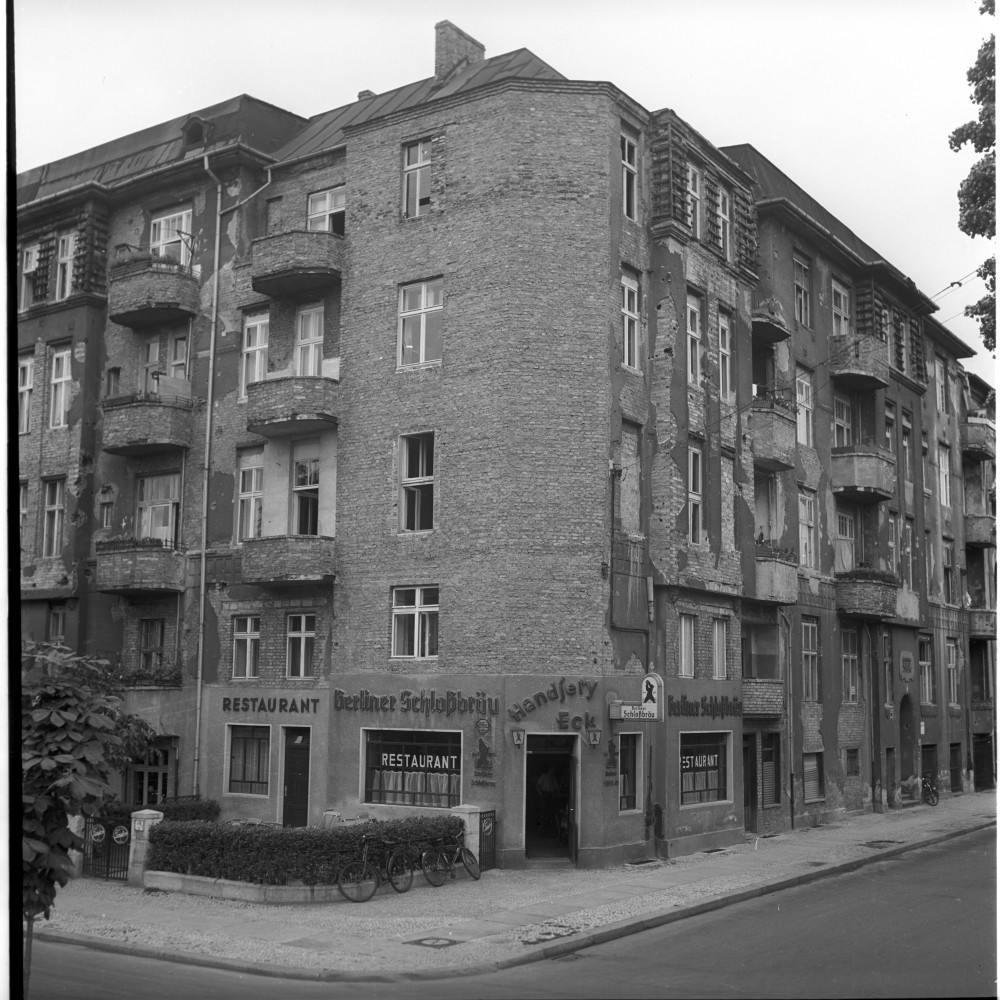 Negativ: Beschädigtes Haus, Handjerystraße 1, 1953 (Museen Tempelhof-Schöneberg/Herwarth Staudt CC BY-NC-SA)