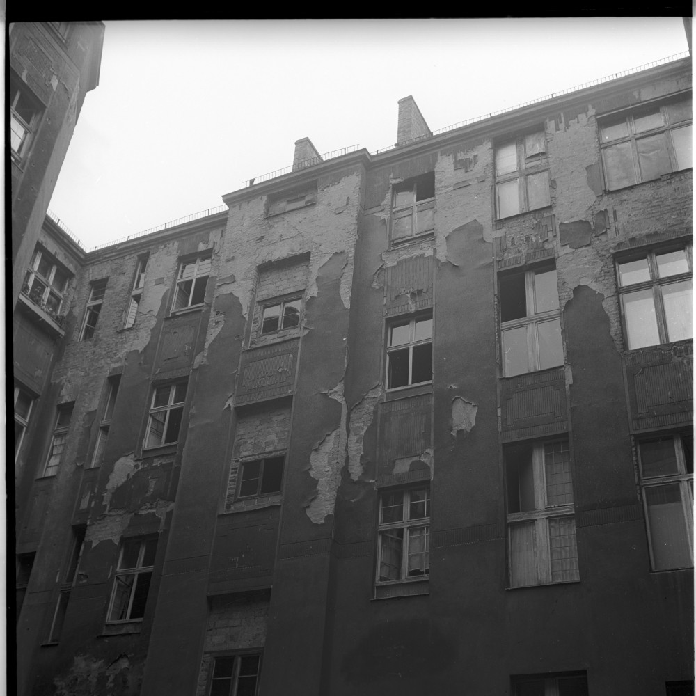 Negativ: Beschädigtes Haus, Handjerystraße 1, 1953 (Museen Tempelhof-Schöneberg/Herwarth Staudt CC BY-NC-SA)