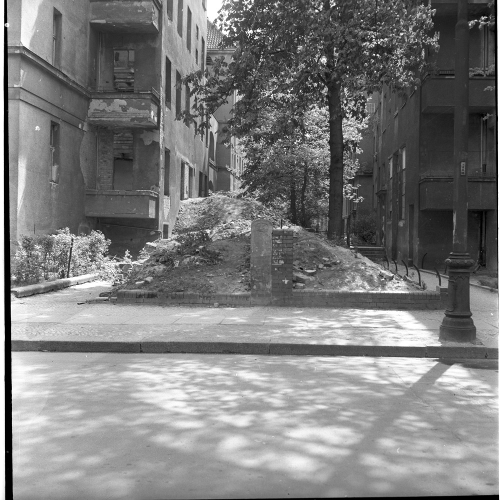Negativ: Beschädigtes Haus, Hertelstraße 9 und 10, 1951 (Museen Tempelhof-Schöneberg/Herwarth Staudt CC BY-NC-SA)
