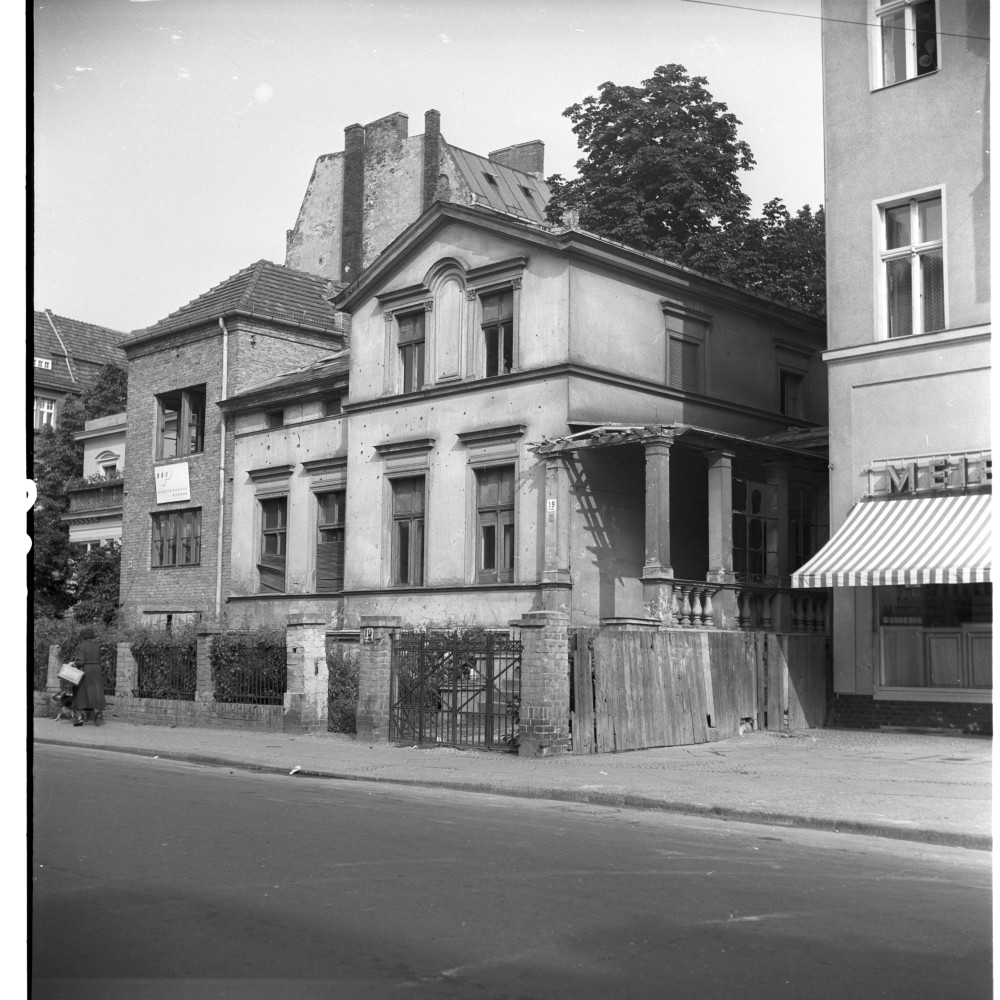 Negativ: Beschädigtes Haus, Kirchbachstraße 16, 1955 (Museen Tempelhof-Schöneberg/Herwarth Staudt CC BY-NC-SA)