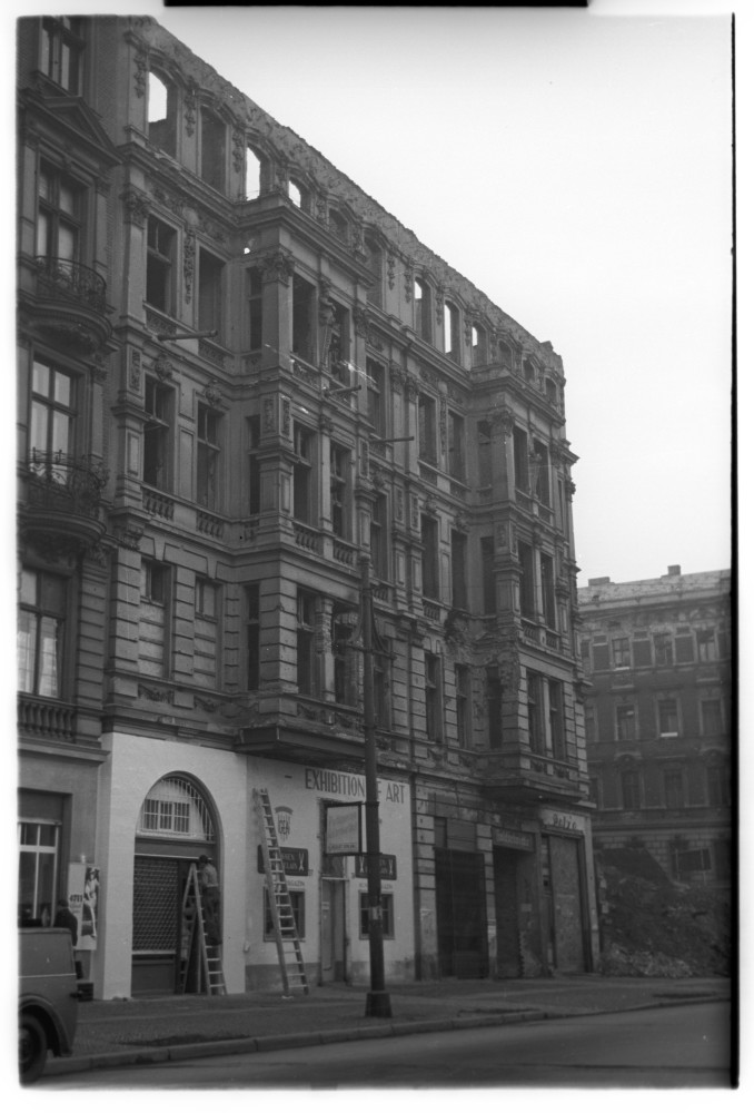 Negativ: Beschädigtes Haus, Kleiststraße 37/38, 1949 (Museen Tempelhof-Schöneberg/Herwarth Staudt CC BY-NC-SA)