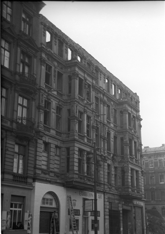 Negativ: Beschädigtes Haus, Kleiststraße 37/38, 1949 (Museen Tempelhof-Schöneberg/Herwarth Staudt CC BY-NC-SA)
