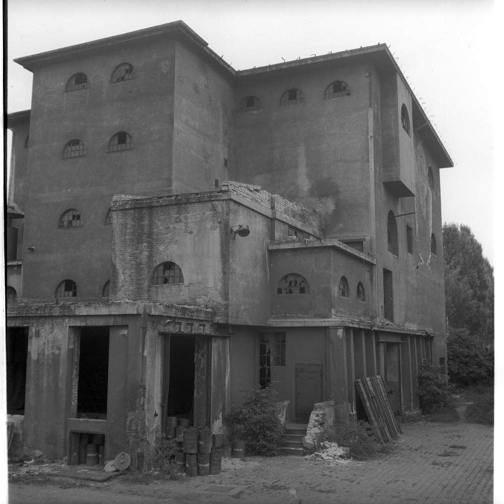 Negativ: Beschädigtes Haus, Naumannstraße 88, 1952 (Museen Tempelhof-Schöneberg/Herwarth Staudt CC BY-NC-SA)