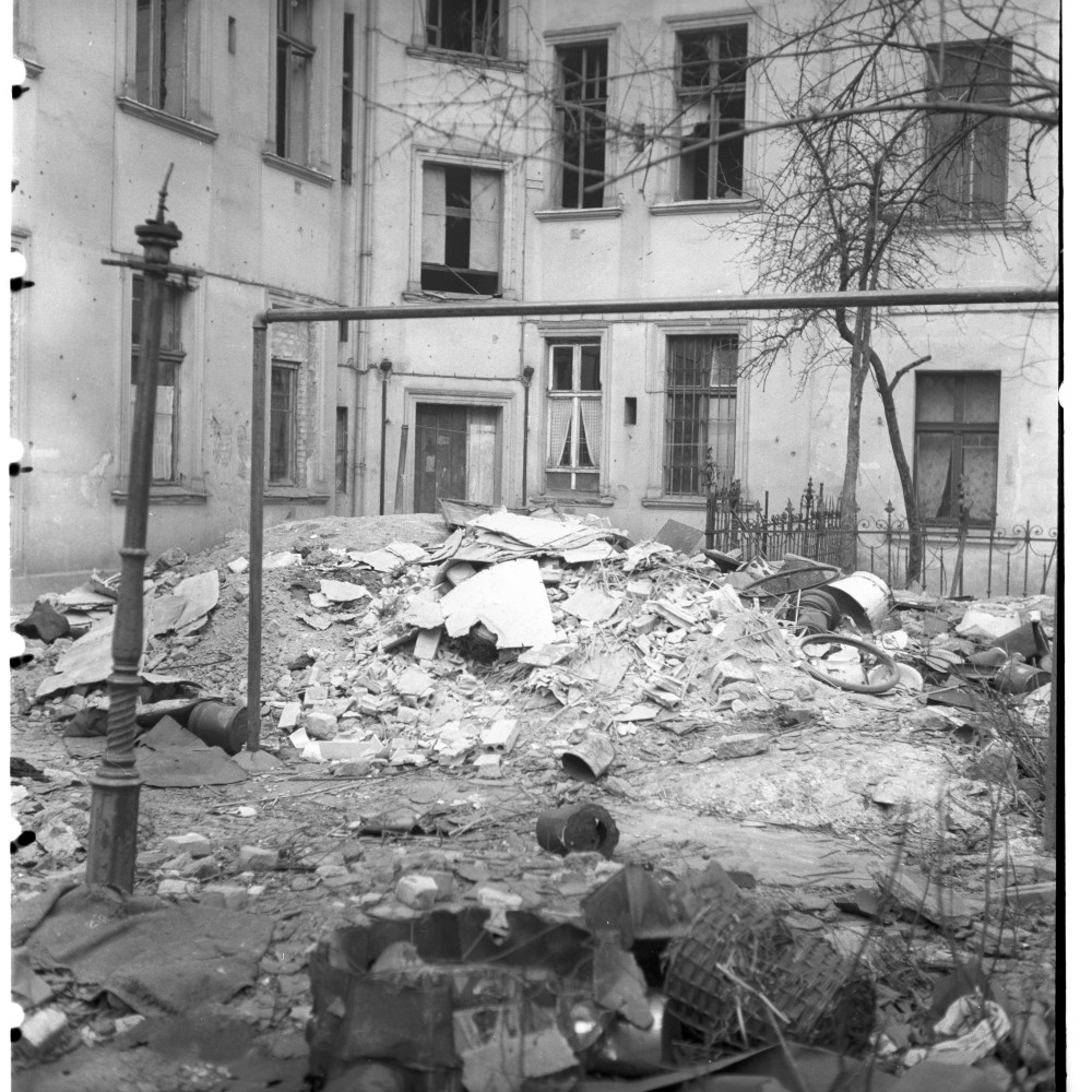 Negativ: Beschädigtes Haus, Neue Winterfeldtstraße 42, 1951 (Museen Tempelhof-Schöneberg/Herwarth Staudt CC BY-NC-SA)