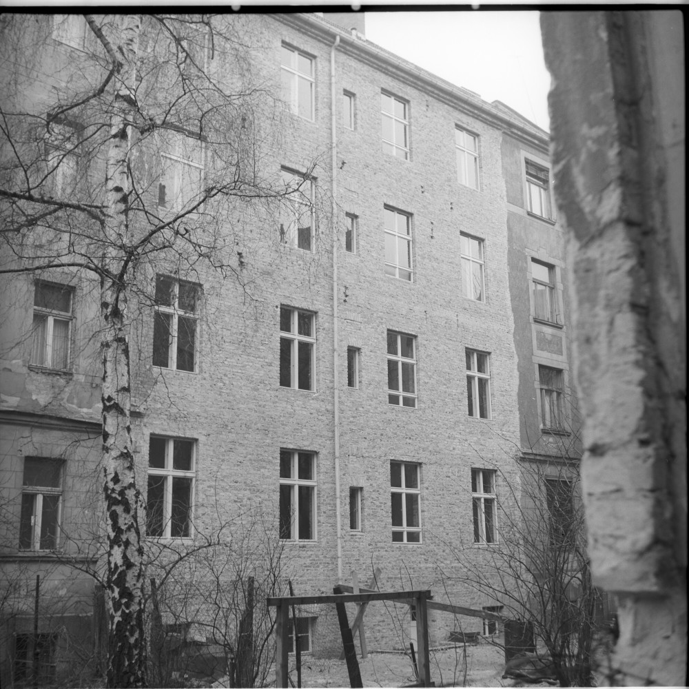 Negativ: Beschädigtes Haus, Nollendorfplatz 2, 1953 (Museen Tempelhof-Schöneberg/Herwarth Staudt CC BY-NC-SA)