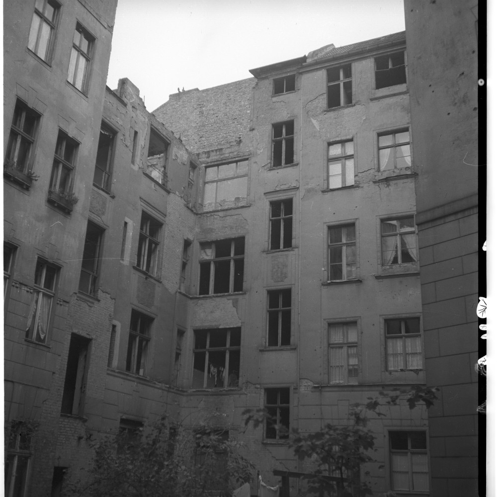 Negativ: Beschädigtes Haus, Regensburger Straße 33 a, 1952 (Museen Tempelhof-Schöneberg/Herwarth Staudt CC BY-NC-SA)