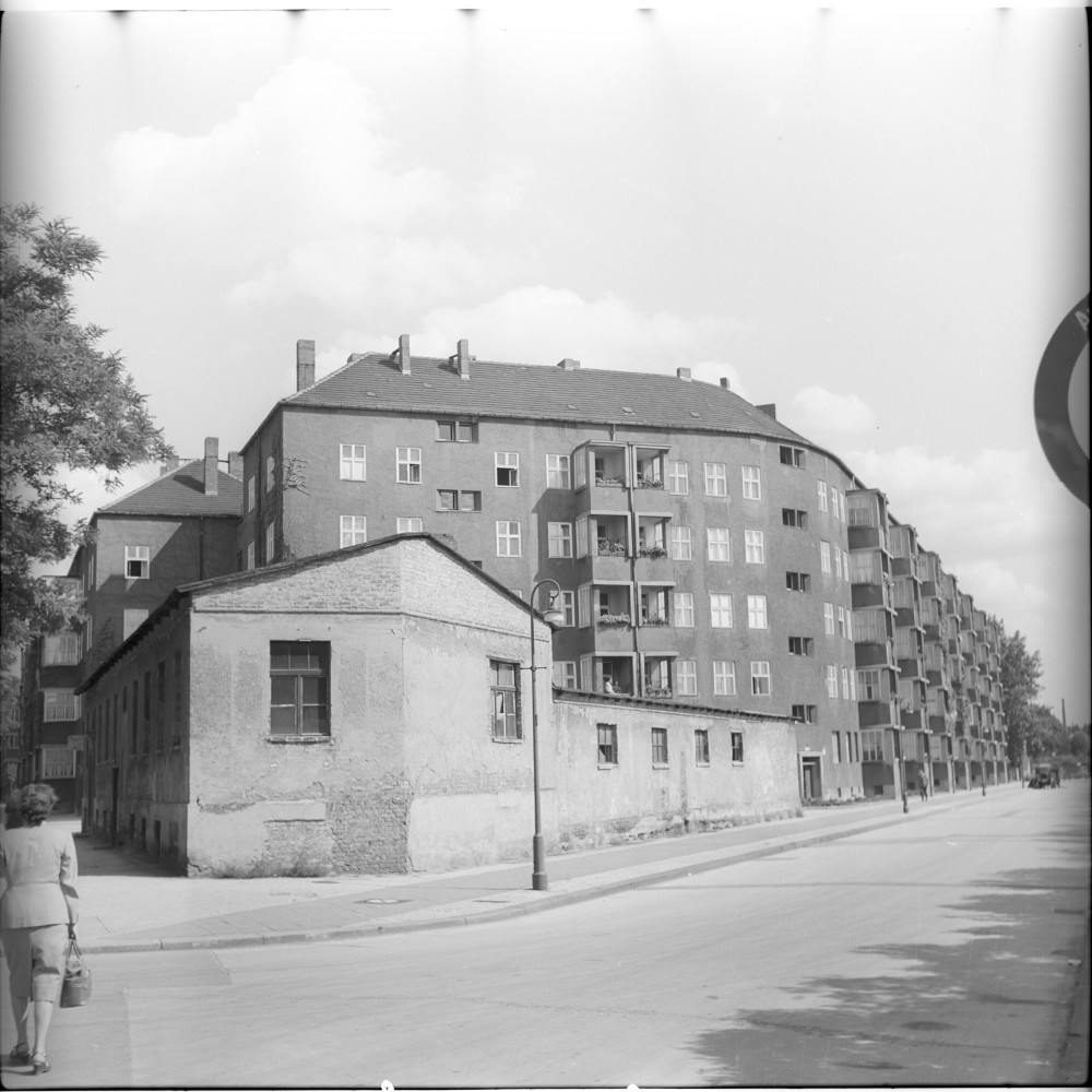 Negativ: Beschädigtes Haus, Rubensstraße 49, 1956 (Museen Tempelhof-Schöneberg/Herwarth Staudt CC BY-NC-SA)