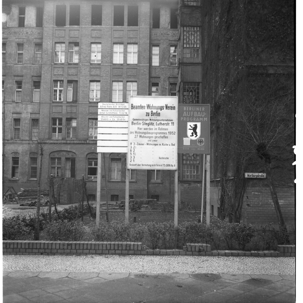 Negativ: Beschädigtes Haus, Salzburger Straße 4, 1952 (Museen Tempelhof-Schöneberg/Herwarth Staudt CC BY-NC-SA)