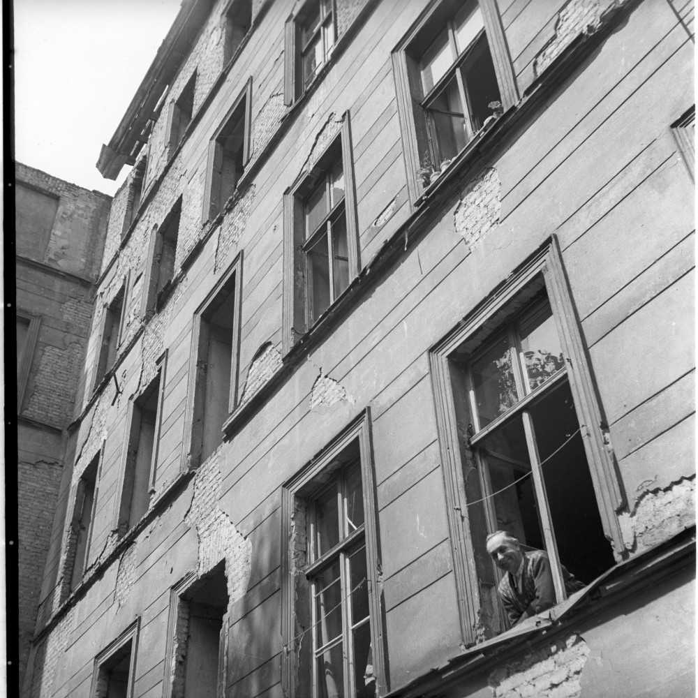 Negativ: Beschädigtes Haus, Schwerinstraße 11, 1952 (Museen Tempelhof-Schöneberg/Herwarth Staudt CC BY-NC-SA)