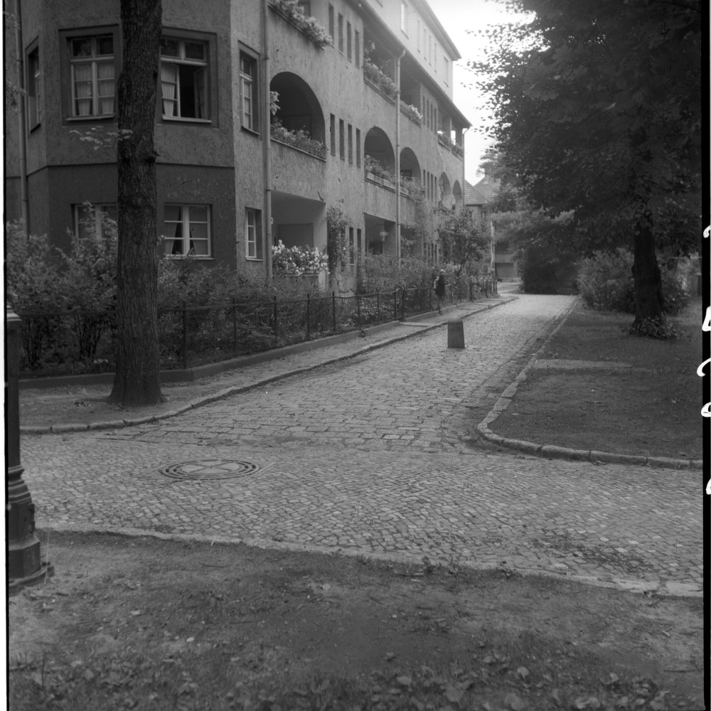 Negativ: Beschädigtes Haus, Siedlung Lindenhof, 1952 (Museen Tempelhof-Schöneberg/Herwarth Staudt CC BY-NC-SA)