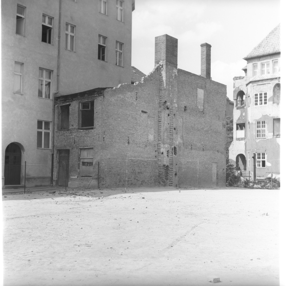 Negativ: Beschädigtes Haus, Stubenrauchstraße 55, 1953 (Museen Tempelhof-Schöneberg/Herwarth Staudt CC BY-NC-SA)