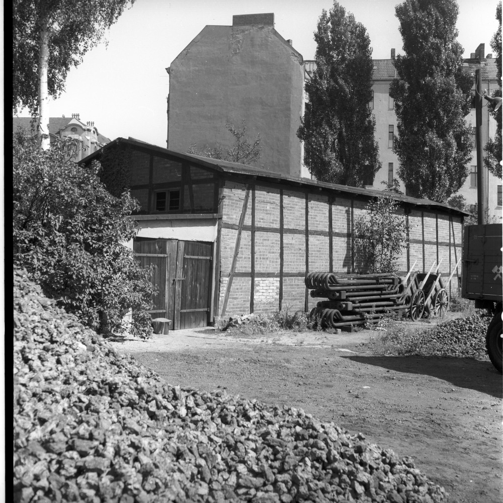 Negativ: Beschädigtes Haus, Torgauer Straße 12, 1952 (Museen Tempelhof-Schöneberg/Herwarth Staudt CC BY-NC-SA)