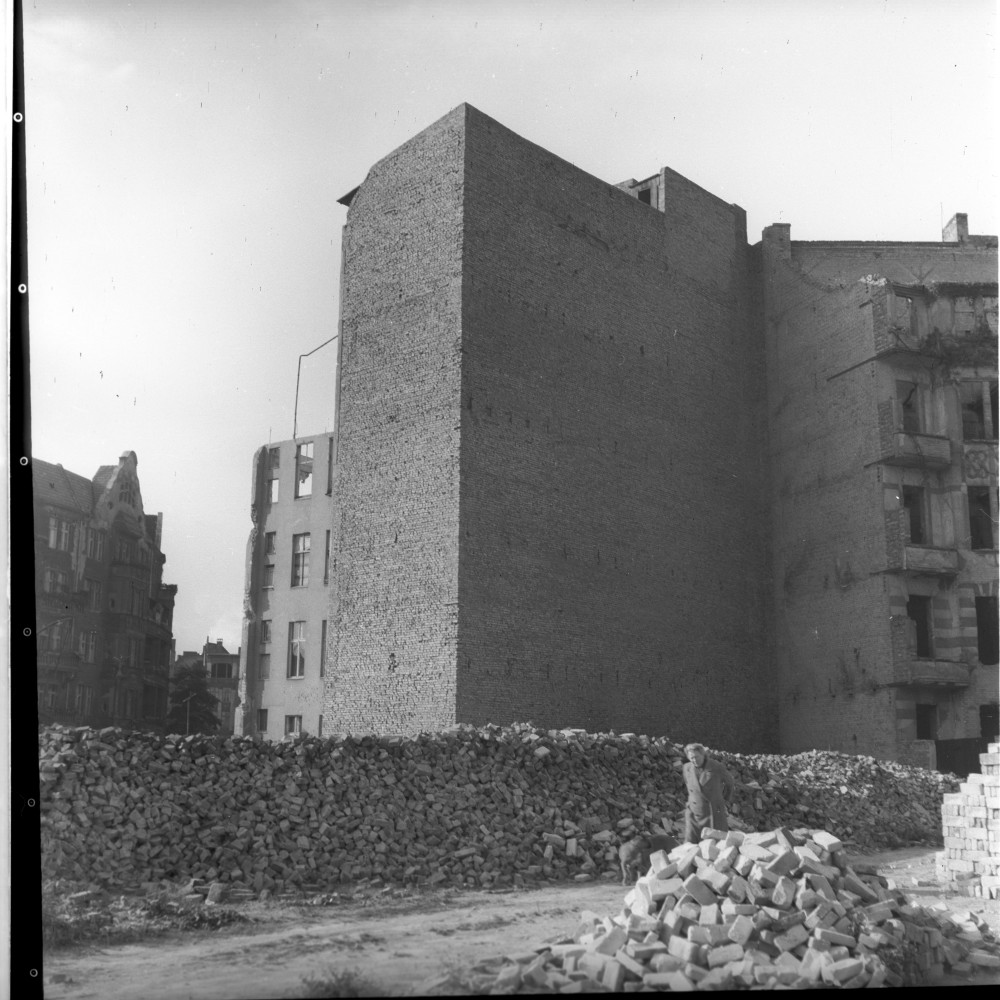 Negativ: Beschädigtes Haus, Traunsteiner Straße 6, 1952 (Museen Tempelhof-Schöneberg/Herwarth Staudt CC BY-NC-SA)