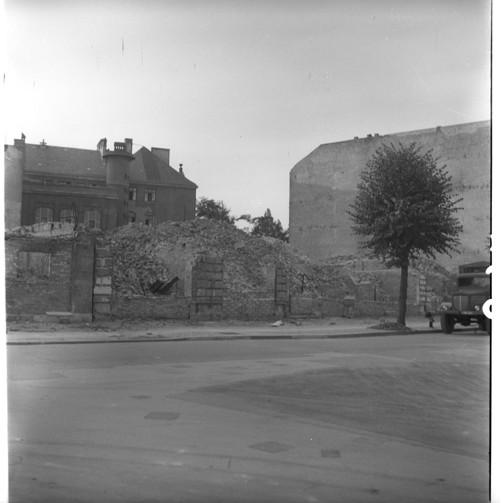Negativ: Gelände, Ansbacher Straße 20, 1951 (Museen Tempelhof-Schöneberg/Herwarth Staudt CC BY-NC-SA)