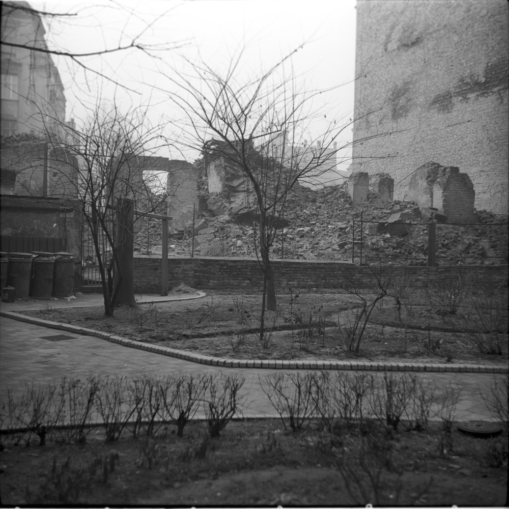 Negativ: Gelände, Bamberger Straße 50, 1952 (Museen Tempelhof-Schöneberg/Herwarth Staudt CC BY-NC-SA)