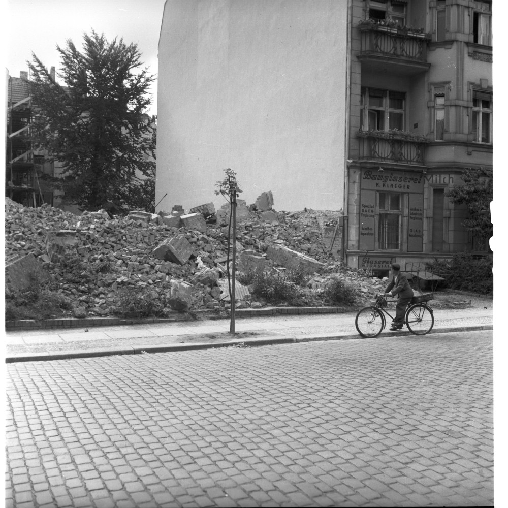 Negativ: Gelände, Beckerstraße 17, 1951 (Museen Tempelhof-Schöneberg/Herwarth Staudt CC BY-NC-SA)