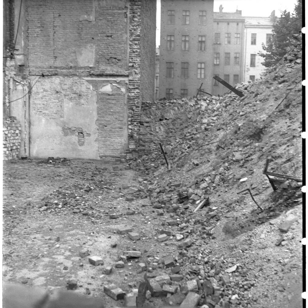 Negativ: Gelände, Bülowstraße 11, 1950 (Museen Tempelhof-Schöneberg/Herwarth Staudt CC BY-NC-SA)