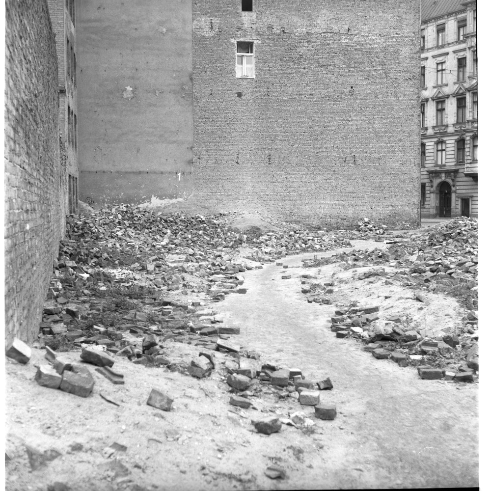 Negativ: Gelände, Hohenstaufenstraße 66, 1952 (Museen Tempelhof-Schöneberg/Herwarth Staudt CC BY-NC-SA)