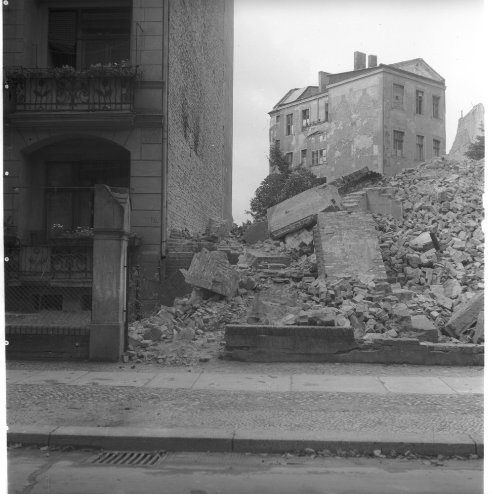 Negativ: Gelände, Menzelstraße 12, 1951 (Museen Tempelhof-Schöneberg/Herwarth Staudt CC BY-NC-SA)