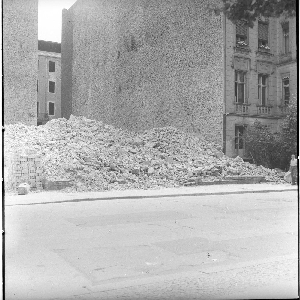 Negativ: Gelände, Neue Ansbacher Straße 8, 1952 (Museen Tempelhof-Schöneberg/Herwarth Staudt CC BY-NC-SA)