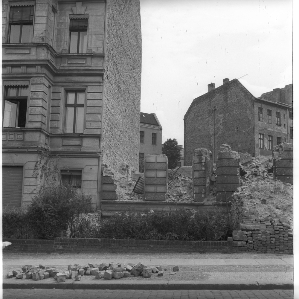 Negativ: Gelände, Rembrandtstraße 9, 1951 (Museen Tempelhof-Schöneberg/Herwarth Staudt CC BY-NC-SA)