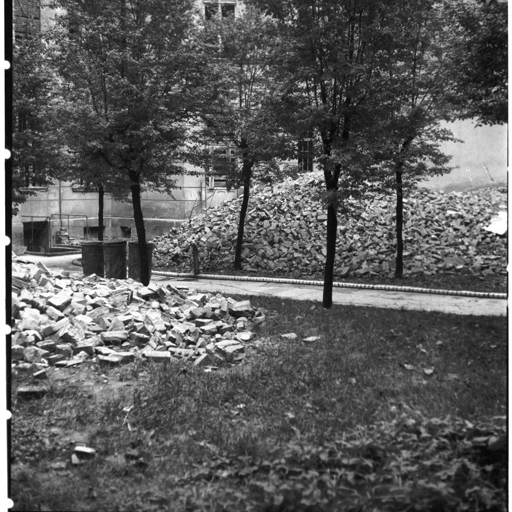 Negativ: Gelände, Rubensstraße 82, 1950 (Museen Tempelhof-Schöneberg/Herwarth Staudt CC BY-NC-SA)
