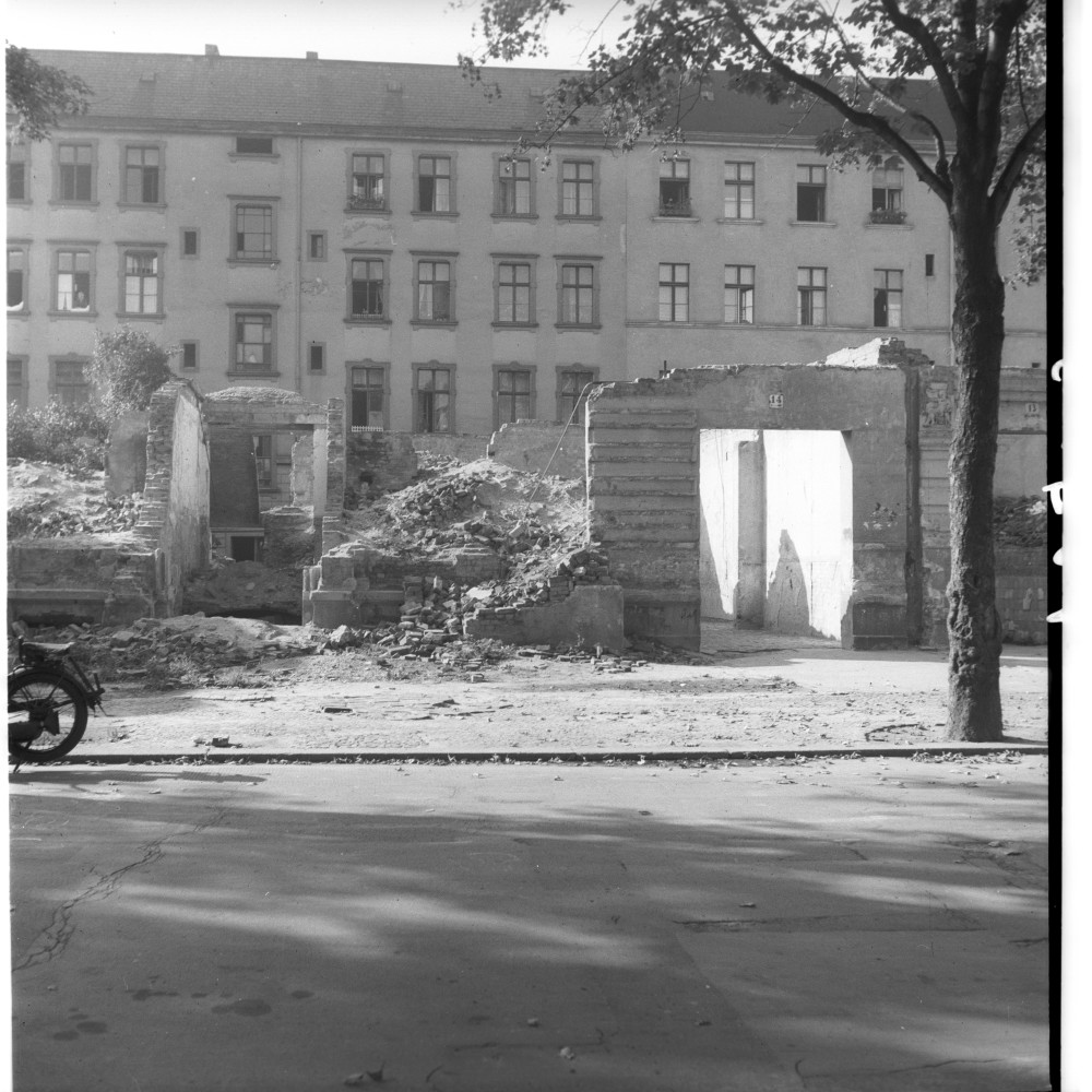 Negativ: Gelände, Schnackenburgstraße 14, 1951 (Museen Tempelhof-Schöneberg/Herwarth Staudt CC BY-NC-SA)
