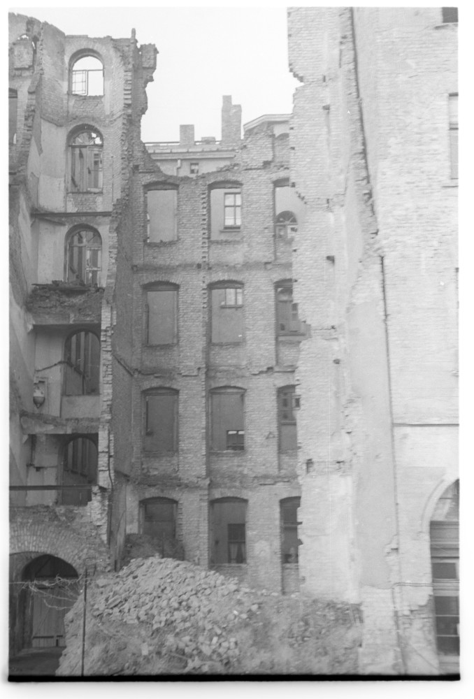 Negativ: Hinterhof, Ansbacher Straße 18, 1949 (Museen Tempelhof-Schöneberg/Herwarth Staudt CC BY-NC-SA)