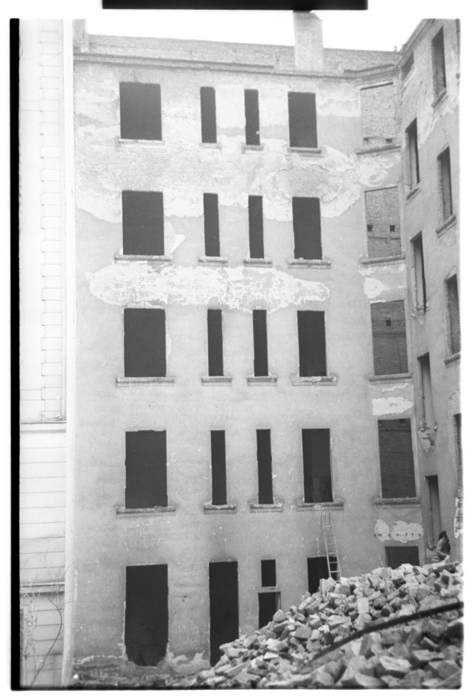 Negativ: Hinterhof, Gothaer Straße 17, 1949 (Museen Tempelhof-Schöneberg/Herwarth Staudt CC BY-NC-SA)