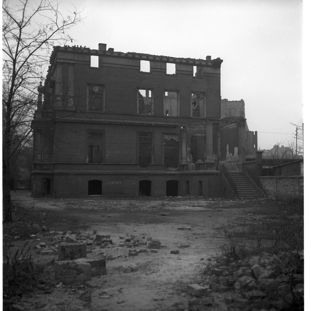 Negativ: Ruine, Ahornstraße 2, 1953 (Museen Tempelhof-Schöneberg/Herwarth Staudt CC BY-NC-SA)