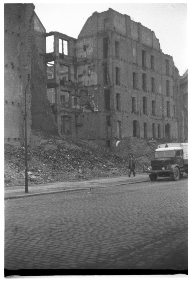Negativ: Ruine, Albestraße, 1949 (Museen Tempelhof-Schöneberg/Herwarth Staudt CC BY-NC-SA)