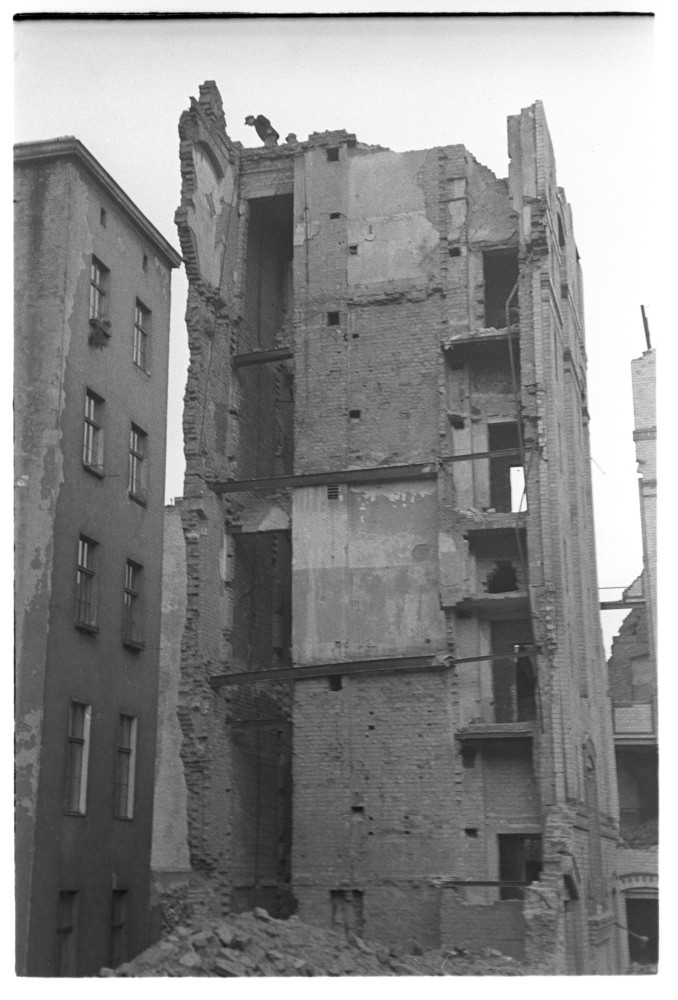 Negativ: Ruine, Alvenslebenstraße 18, 1950 (Museen Tempelhof-Schöneberg/Herwarth Staudt CC BY-NC-SA)