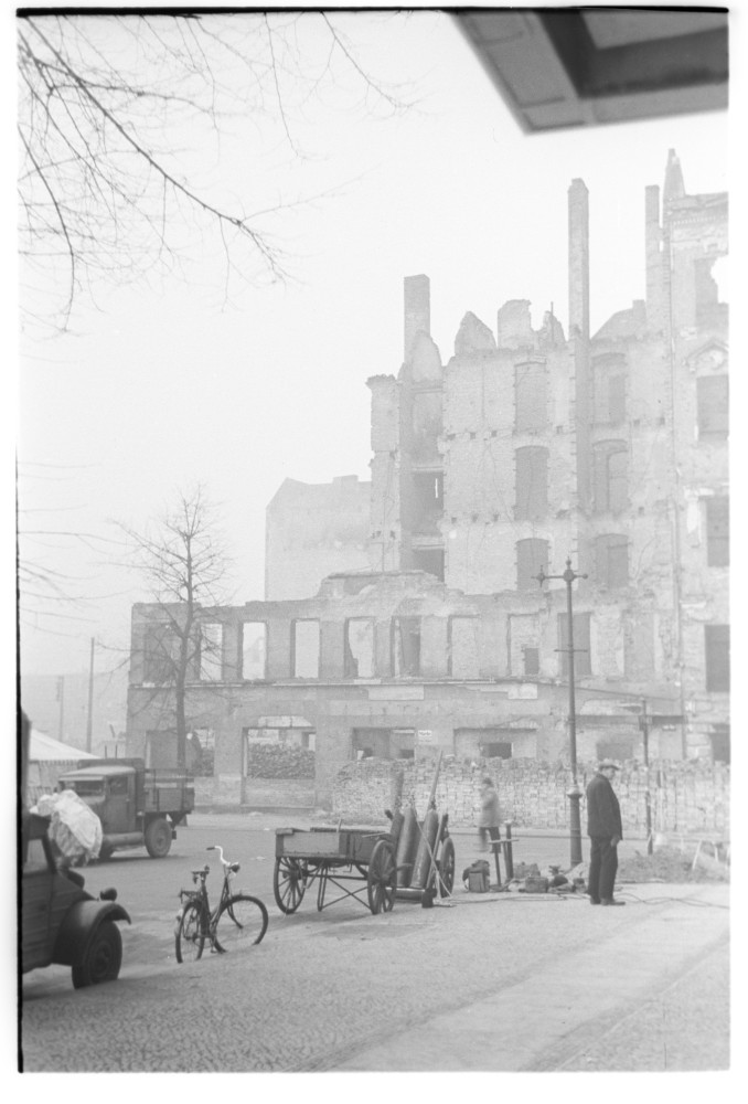Negativ: Ruine, Ansbacher Straße 10, 1950 (Museen Tempelhof-Schöneberg/Herwarth Staudt CC BY-NC-SA)