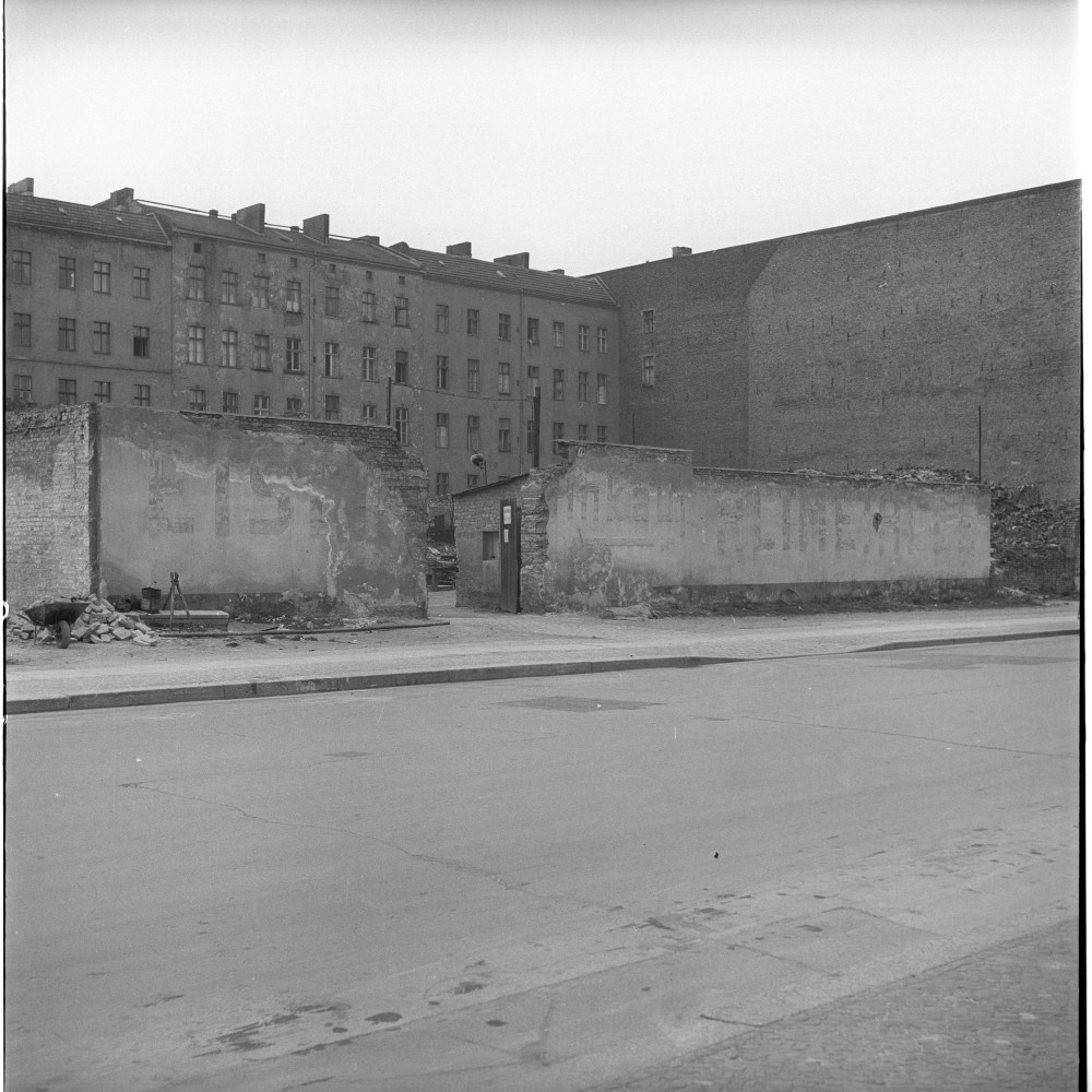 Negativ: Ruine, Ansbacher Straße 19, 1957 (Museen Tempelhof-Schöneberg/Herwarth Staudt CC BY-NC-SA)