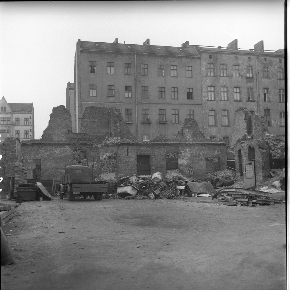 Negativ: Ruine, Ansbacher Straße 19, 1957 (Museen Tempelhof-Schöneberg/Herwarth Staudt CC BY-NC-SA)
