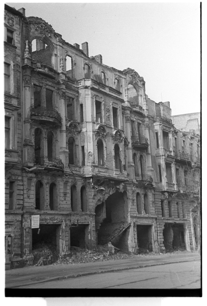 Negativ: Ruine, Ansbacher Straße 6, 1949 (Museen Tempelhof-Schöneberg/Herwarth Staudt CC BY-NC-SA)