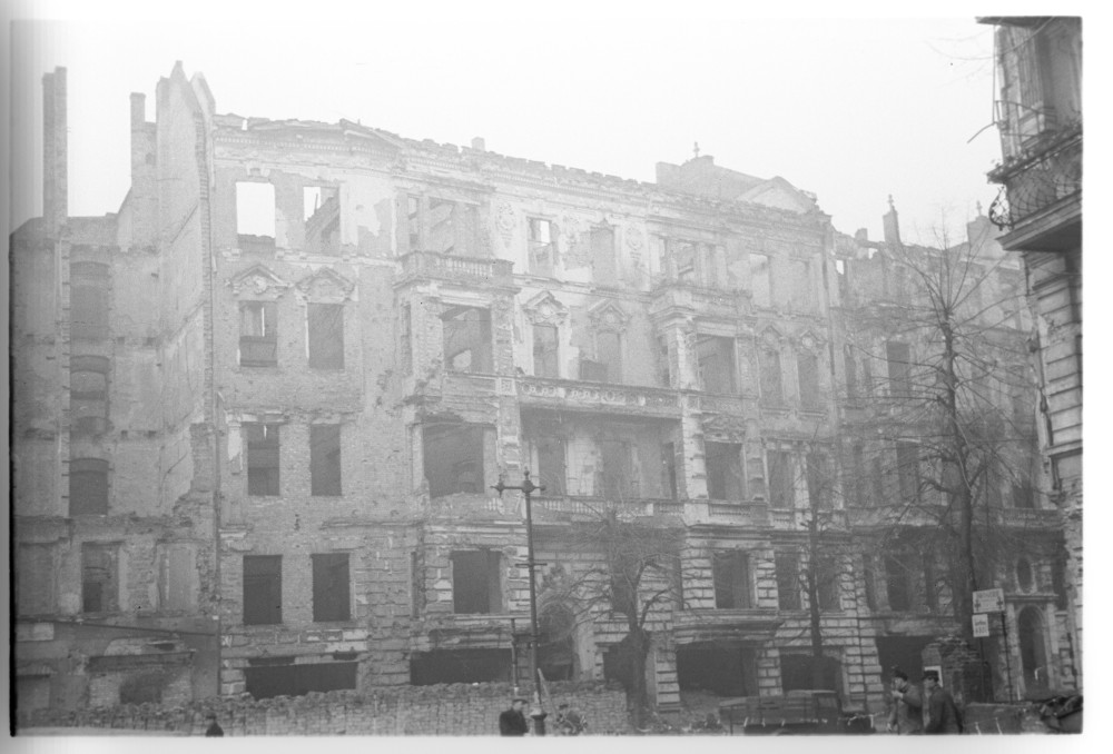 Negativ: Ruine, Ansbacher Straße 9, 1950 (Museen Tempelhof-Schöneberg/Herwarth Staudt CC BY-NC-SA)
