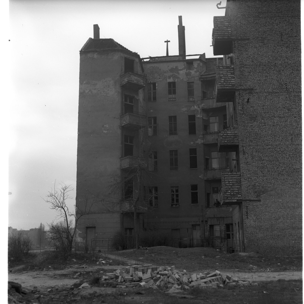 Negativ: Ruine, Badensche Straße 5, 1954 (Museen Tempelhof-Schöneberg/Herwarth Staudt CC BY-NC-SA)