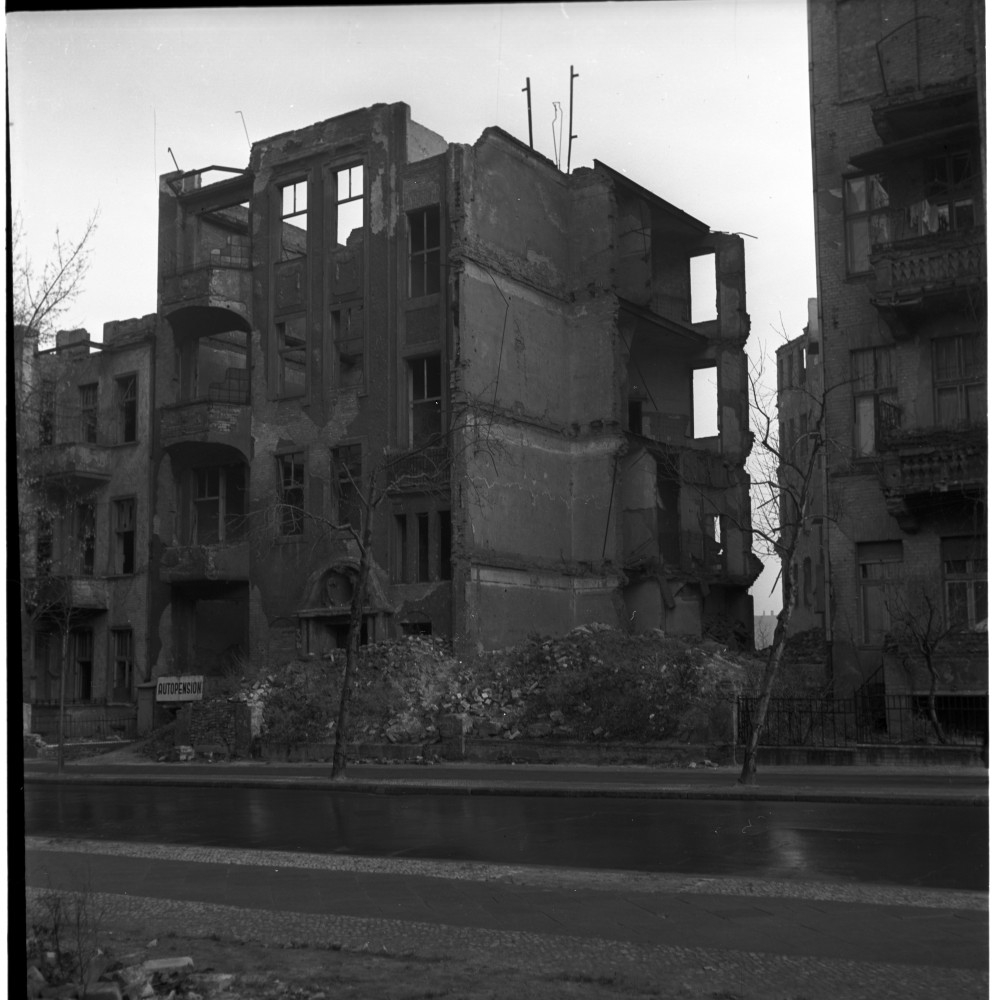 Negativ: Ruine, Bamberger Straße 36, 1953 (Museen Tempelhof-Schöneberg/Herwarth Staudt CC BY-NC-SA)