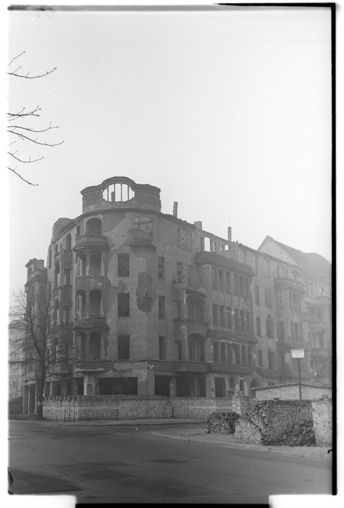 Negativ: Ruine, Barbarossastraße 44, 1949 (Museen Tempelhof-Schöneberg/Herwarth Staudt CC BY-NC-SA)