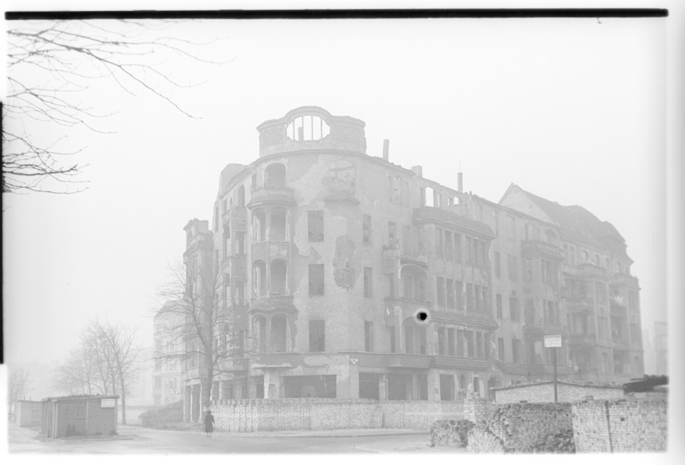 Negativ: Ruine, Barbarossastraße 44, 1949 (Museen Tempelhof-Schöneberg/Herwarth Staudt CC BY-NC-SA)