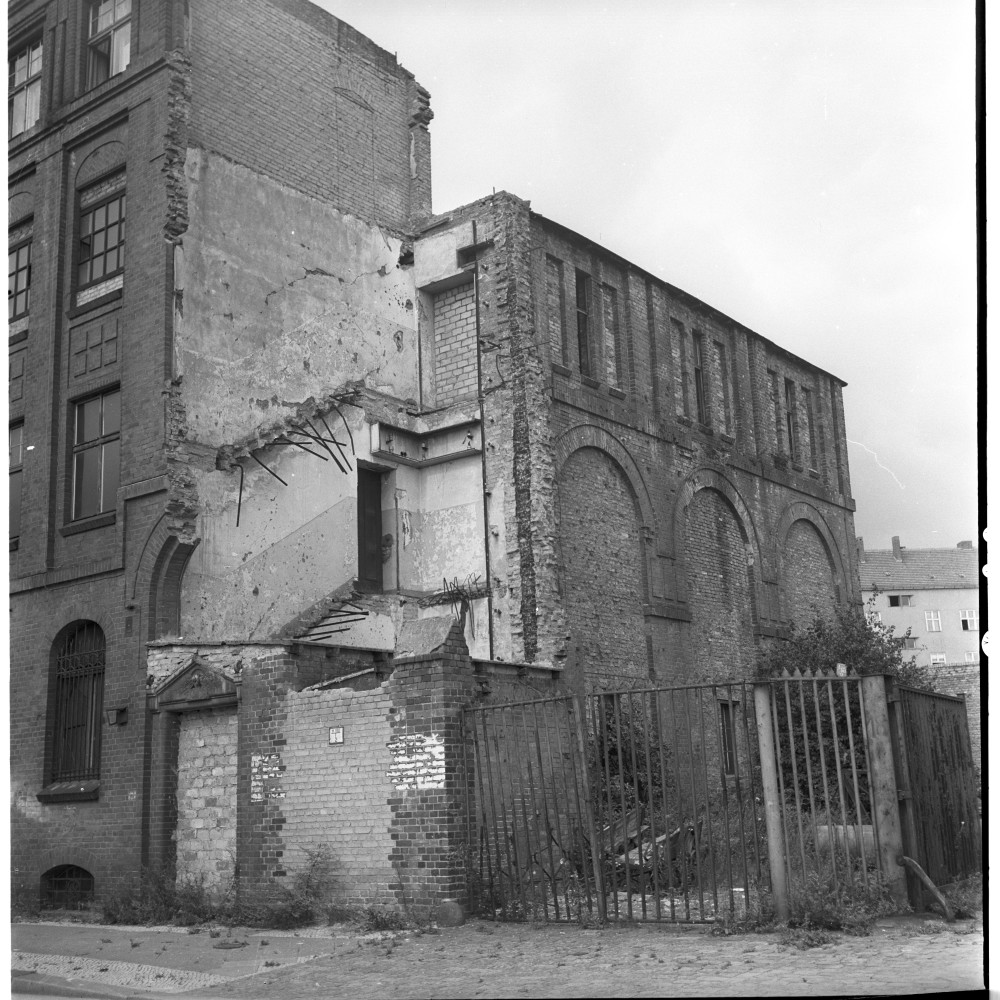 Negativ: Ruine, Baumeisterstraße 17, 1957 (Museen Tempelhof-Schöneberg/Herwarth Staudt CC BY-NC-SA)
