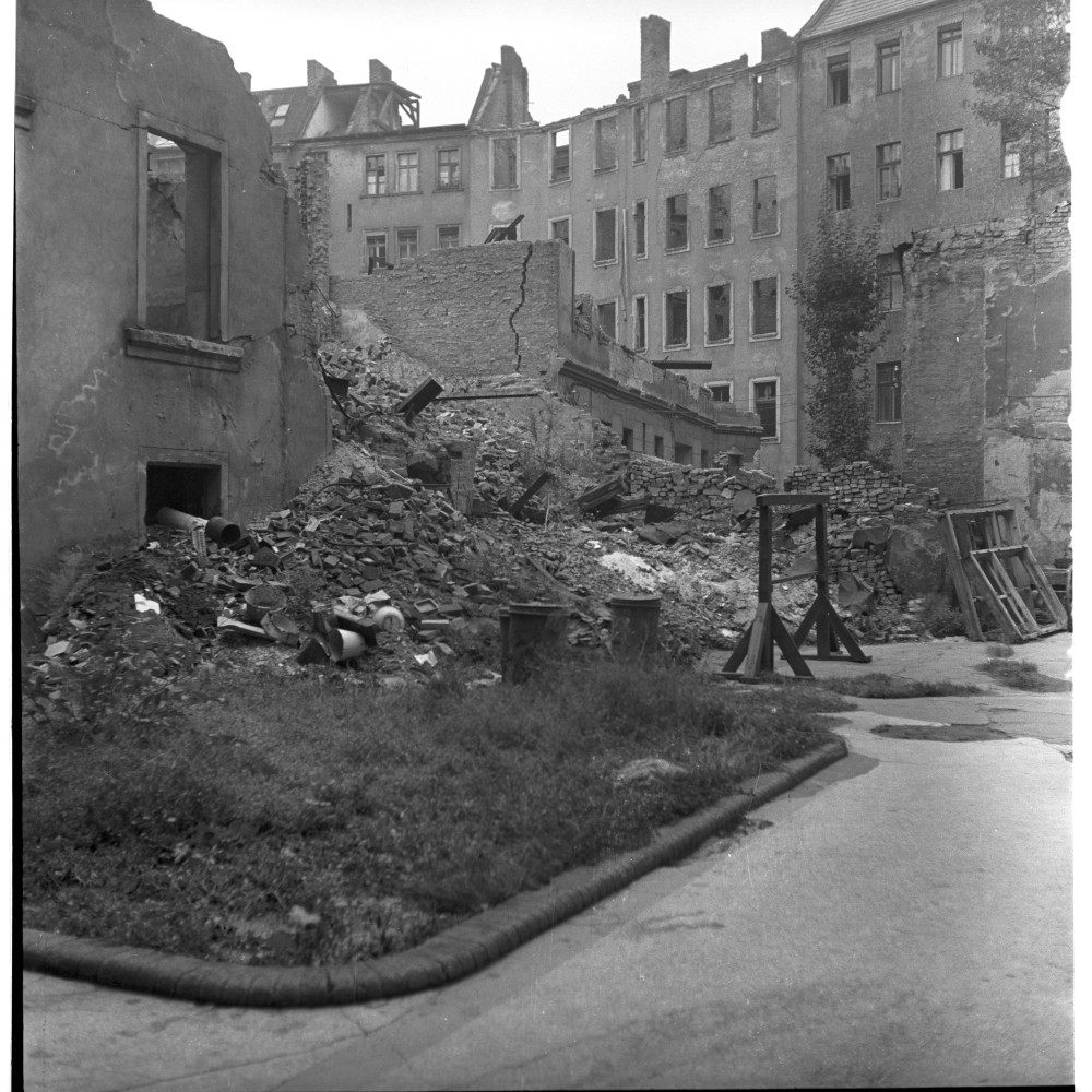 Negativ: Ruine, Belziger Straße 38, 1950 (Museen Tempelhof-Schöneberg/Herwarth Staudt CC BY-NC-SA)