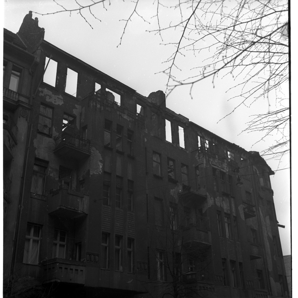 Negativ: Ruine, Bozener Straße 1, 1954 (Museen Tempelhof-Schöneberg/Herwarth Staudt CC BY-NC-SA)