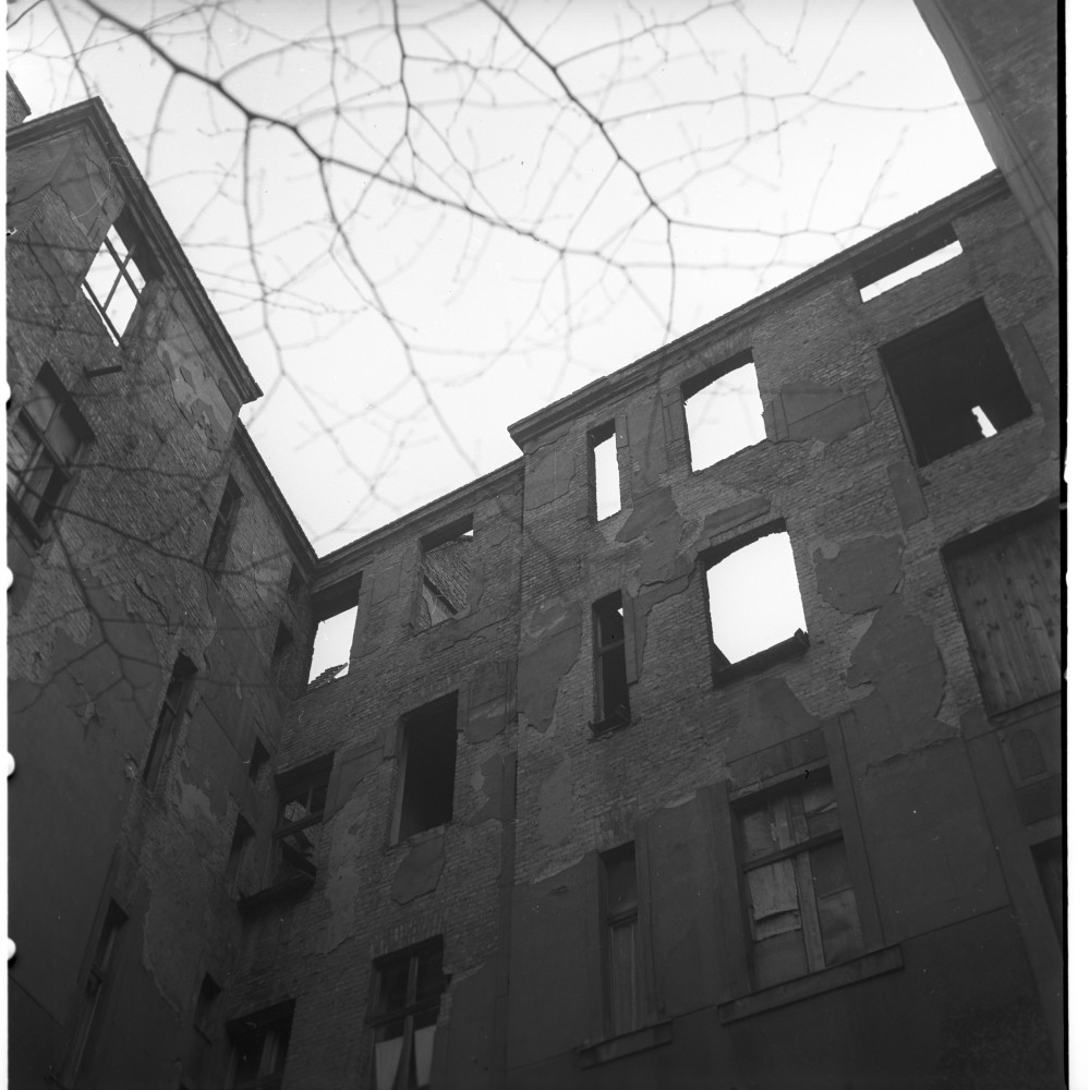 Negativ: Ruine, Bozener Straße 1, 1954 (Museen Tempelhof-Schöneberg/Herwarth Staudt CC BY-NC-SA)