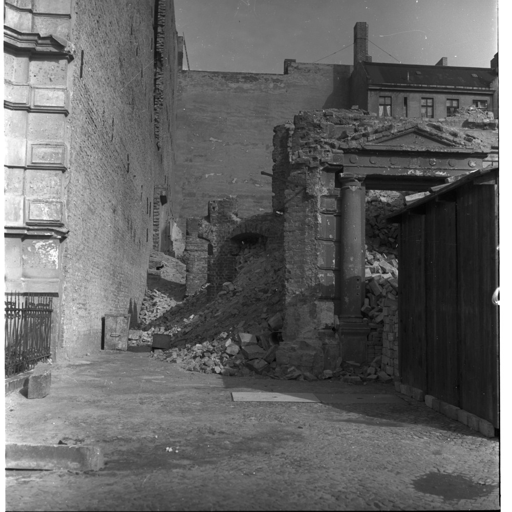 Negativ: Ruine, Bülowstraße 53, 1950 (Museen Tempelhof-Schöneberg/Herwarth Staudt CC BY-NC-SA)
